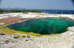 Maravilhosa piscina transparente e esverdeada, de água fervente, ao lado do Yellowstone Lake, no Yellowstone National Park, em Wyoming, nos Estados Unidos